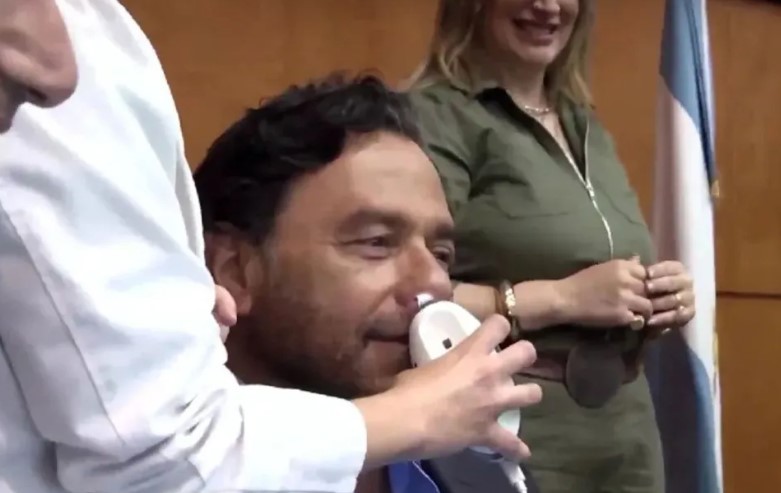 El Gobernador de Salta se hizo una rinoscopía en vivo y dio negativo | Política
