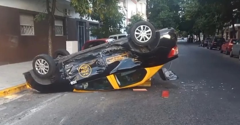 Impactante choque entre un auto de aplicación y un taxi dejó cuatro heridos en Almagro | Actualidad