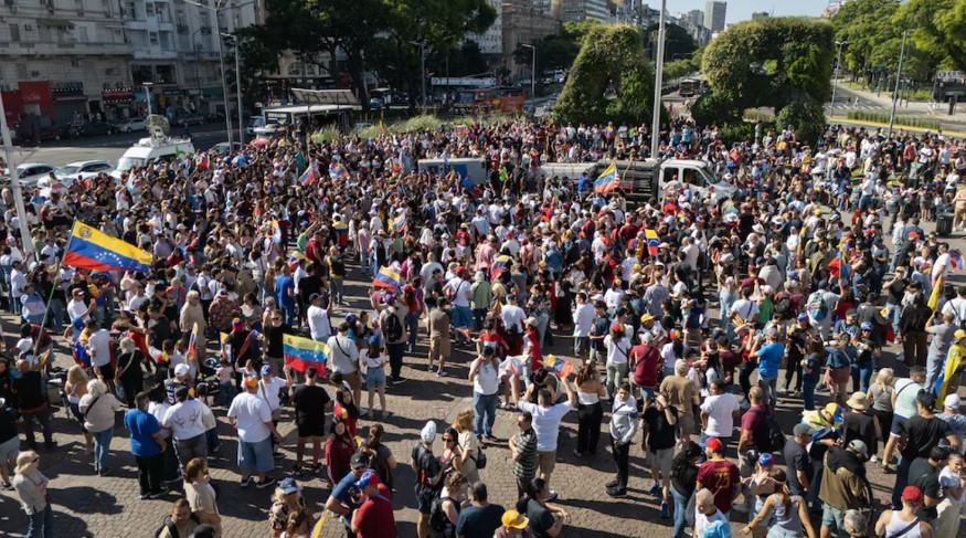 Acto de venezolanos frente al Obelisco en apoyo a la intervención estadounidense | Política