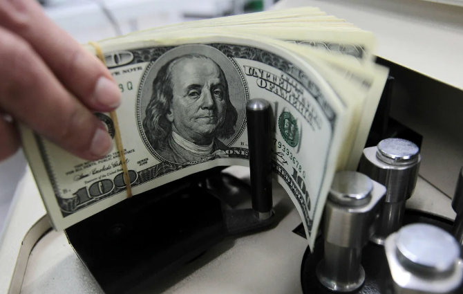 El dólar oficial cayó 15 pesos durante la jornada de este martes | Economía