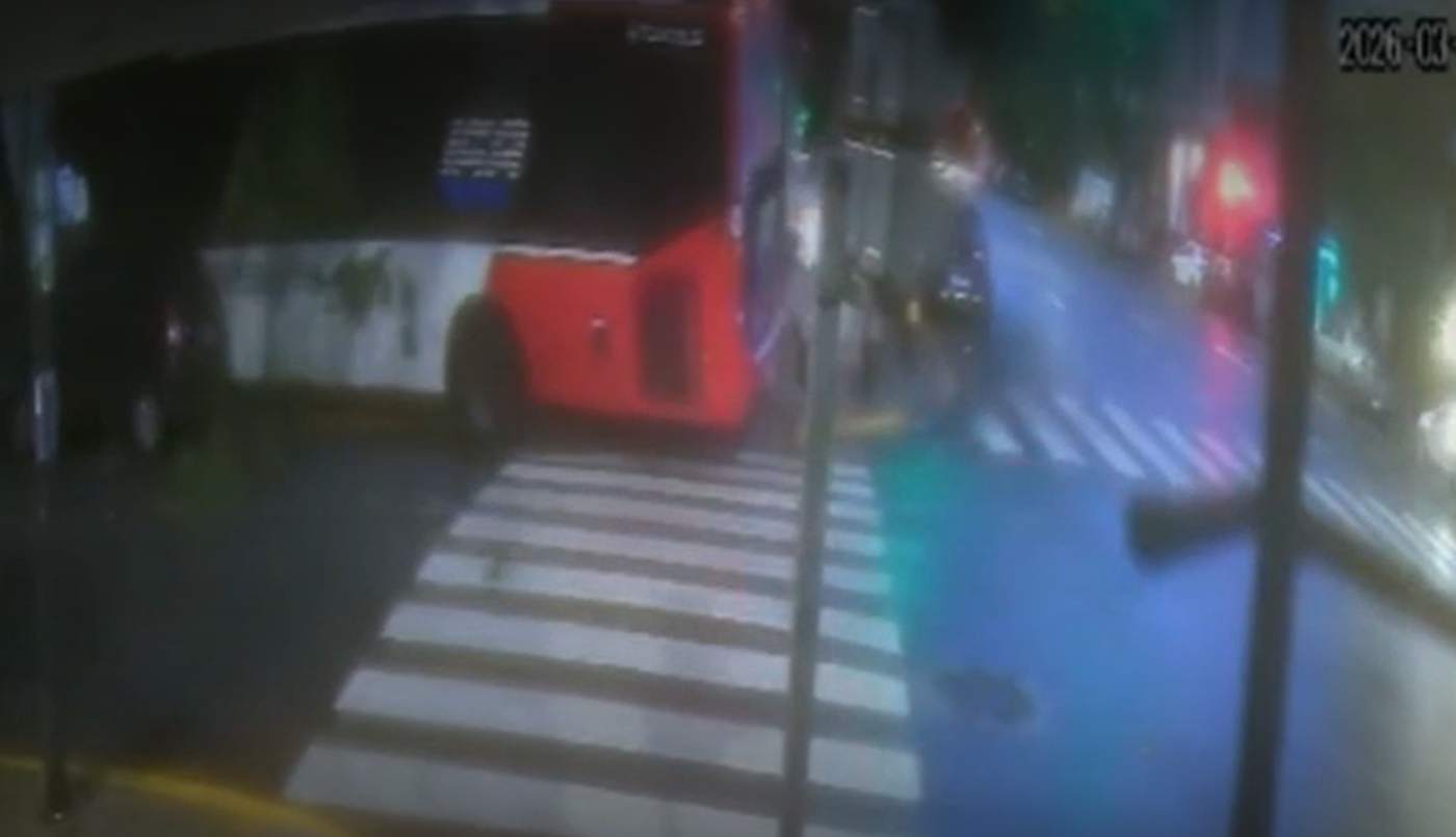 Constitución: Un patrullero se incrustó en una pizzería tras chocar con un colectivo | Actualidad