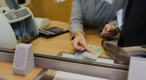 Bancarios acuerdan aumento del 2,9% y el sueldo básico supera los $2.180.000 | Economía