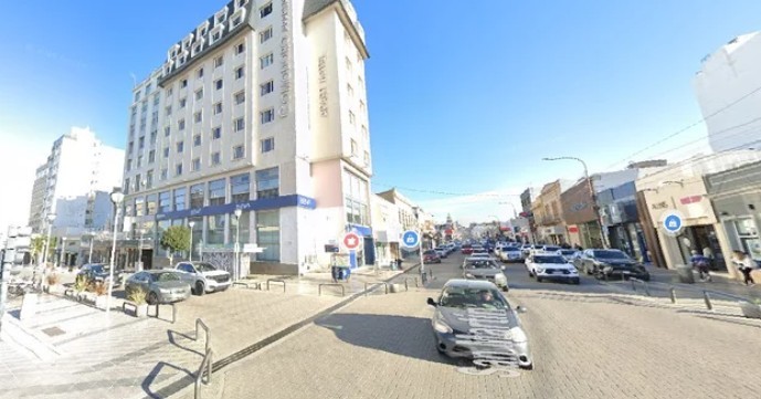 Chubut: un hombre cayó por el hueco de una escalera de un hotel y murió | Actualidad