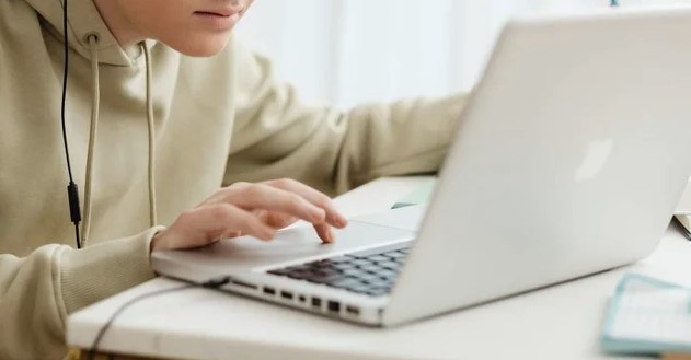 Hizo imágenes de sus compañeras menores con IA, las subió a un sitio web para adultos y ahora va a juicio | Actualidad