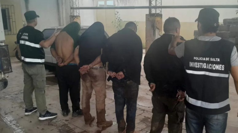 Cuatro detenidos por falsos controles de tránsito para robar: usaban uniformes y objetos de vialidad | Actualidad