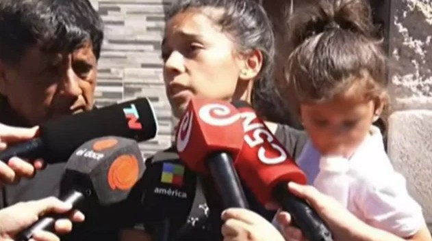 La mamá de E. aseguró que a su hija se la llevaron porque “tenía el body al revés y mal puesto” | Actualidad