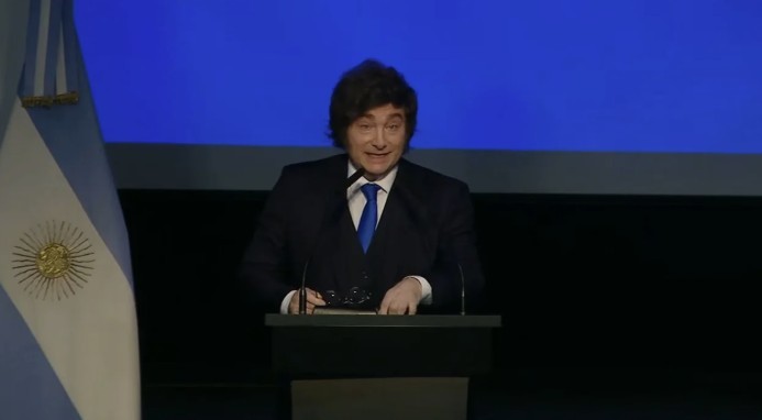 Javier Milei: "Tuvimos que venir a arreglar las cagadas del inútil e incompetente de Kicillof" | Política