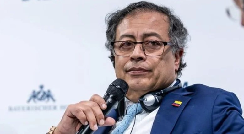 Petro denuncia que al menos 27 muertos dejan “bombardeos en frontera Colombia-Ecuador” | Internacionales