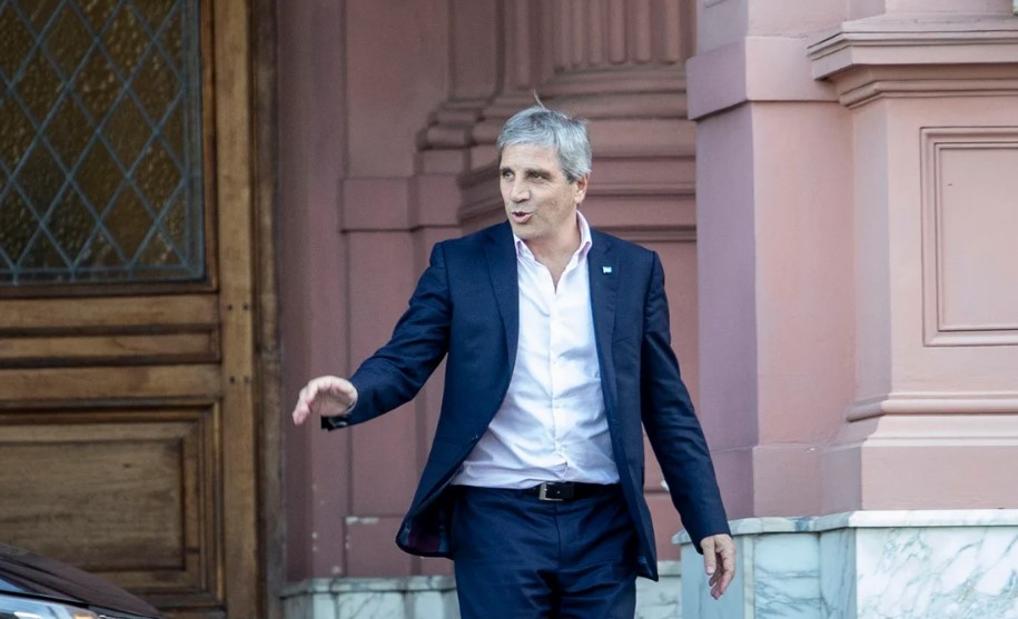 Caputo viaja a Washington para negociar un nuevo desembolso del FMI | Economía