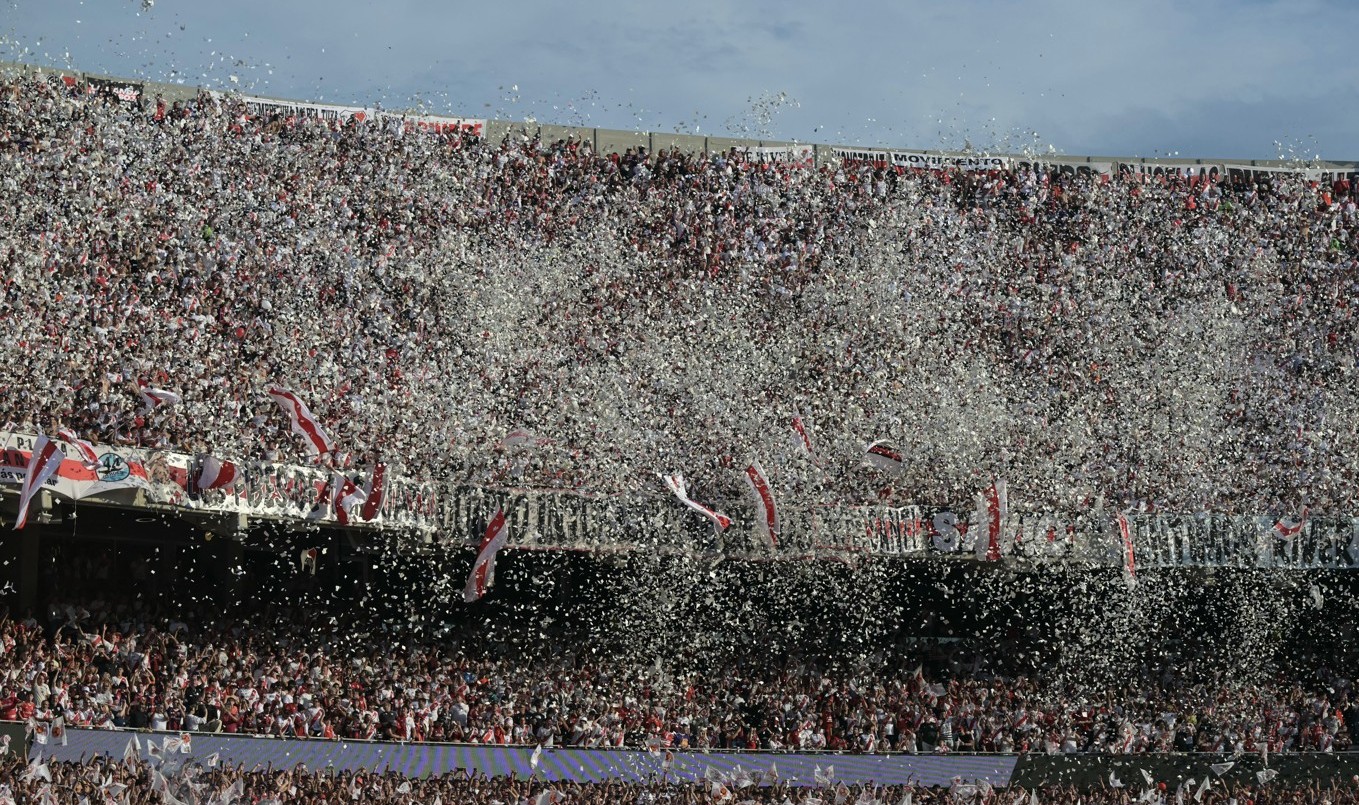 Prohíben tirar papelitos en los estadios porteños tras el incidente en el Superclásico | Deportes