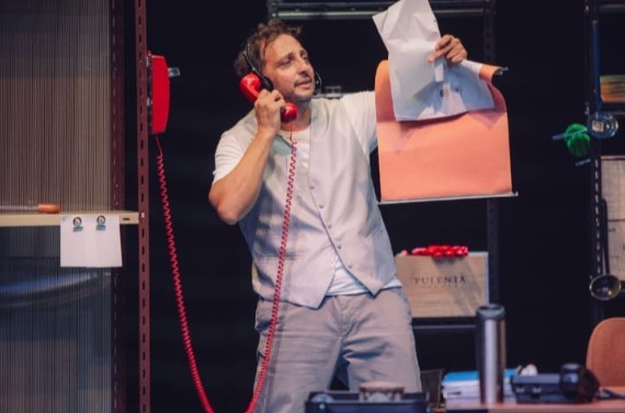 "Agotados": los 40 personajes de Ariel Staltari atienden un restaurante top los jueves en el Paseo La Plaza | Espectáculos