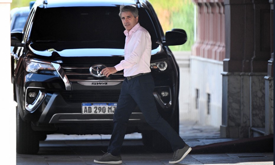 Luis Caputo sale a captar U$S 900 millones para el pago de la deuda | Economía