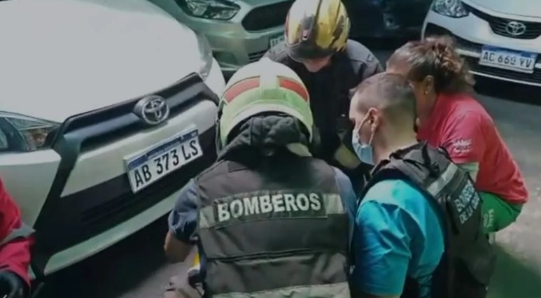 Un hombre cayó desde seis metros sobre un auto en Recoleta | Actualidad