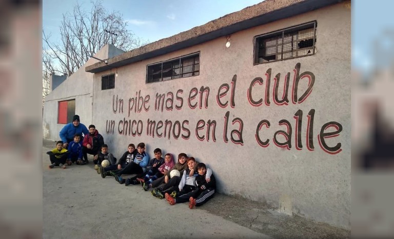 Más de 3.000 clubes de barrio en CABA sobreviven de la cuota sin respaldo de una federación deportiva | Deportes