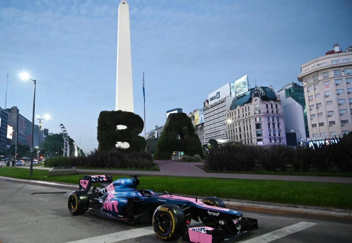 Presentaron en el Obelisco el Fórmula 1 que conducirá Colapinto en Palermo | Deportes