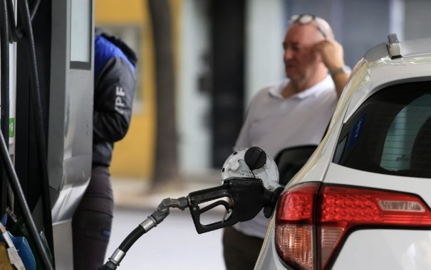 El Gobierno postergó el aumento del impuesto a los combustibles ante el impacto de la suba del petróleo | Economía