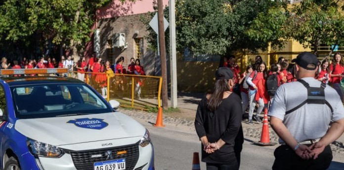 Córdoba oficializó el cobro a familias por operativos ante amenazas escolares | Actualidad