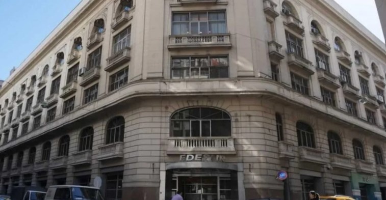 Impactante derrumbe en un edificio de Edesur en pleno Monserrat | Actualidad