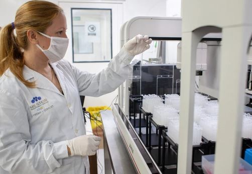 Farmacéuticos y bioquímicos obtienen un 30% de aumento salarial | Economía