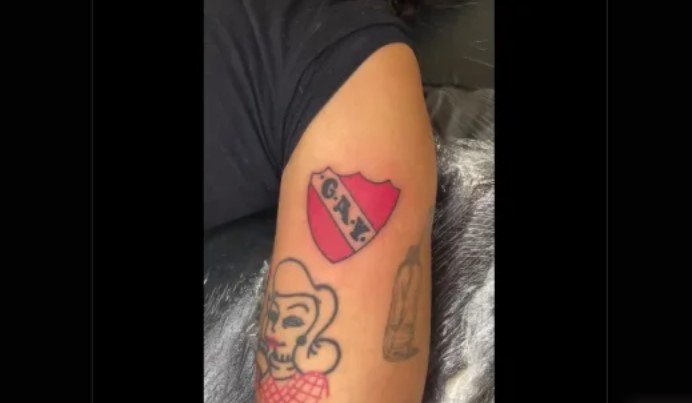 Marilina Bertoldi se tatuó un escudo de Independiente por error: “Es lo más estúpido que hice” | Espectáculos