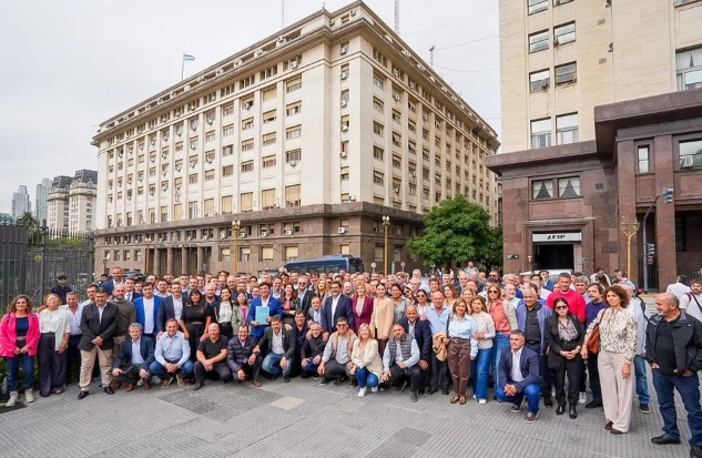 Intendentes de todo el país se manifestaron en el Ministerio de Economía: ¿qué reclamaron? | Política