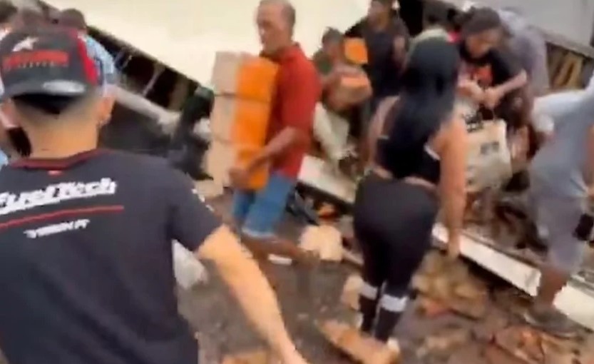 Volcó un camión en Mendoza y saquearon la carga: una influencer filmó el robo | Actualidad