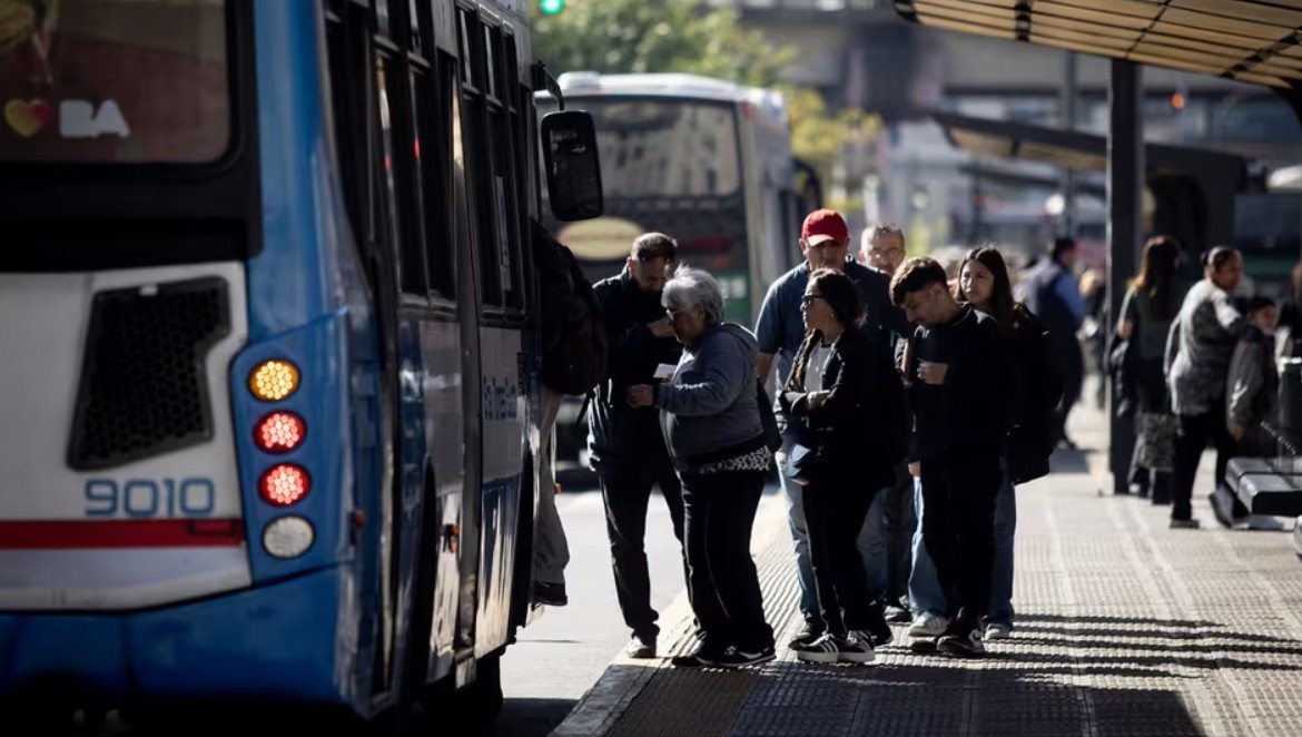 Golpe al bolsillo desde junio: se disparan las tarifas de transporte y peajes | Economía
