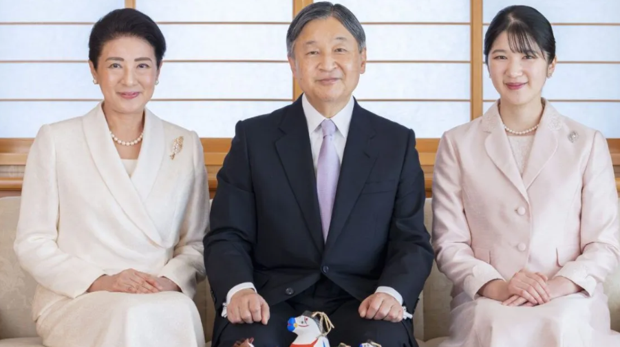 Escándalo de Año Nuevo: un joven se desnudó frente al Emperador de Japón | Internacionales