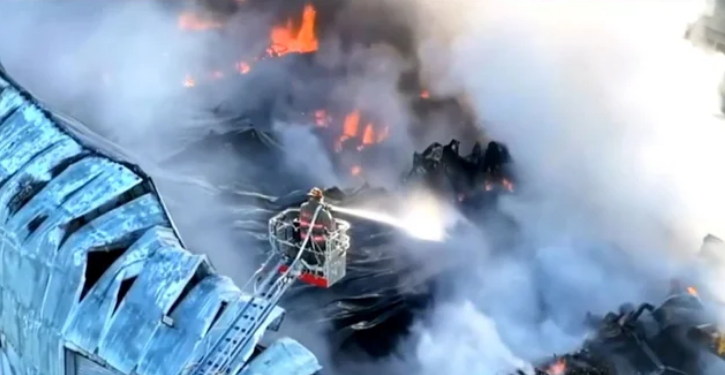 Impactante incendio en un depósito de logística de Benavídez | Actualidad