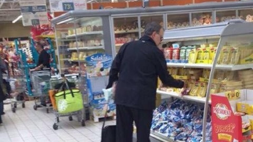 #EsViral: furor por la foto de Bielsa de compras en un supermercado | Deportes