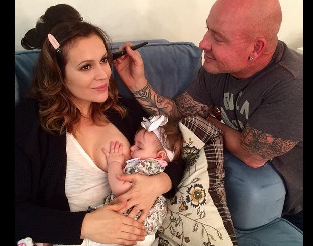 Le decomisan leche materna a la actriz Alyssa Milano en aeropuerto de Londres | Espectáculos