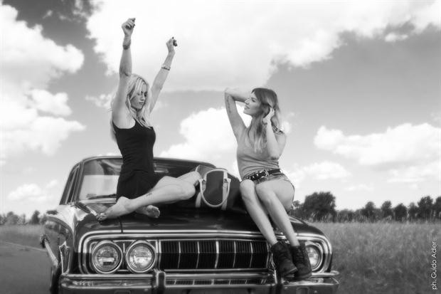 Nicole Neumann y Chloe Bello, desnudas en la ruta | Espectáculos