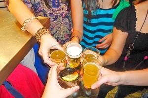 Polémica por boliche que regala tragos gratis a chicas que "chapen" con cinco varones | Actualidad