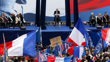 Protesta en topless en un acto de partido derechista francés | Internacionales