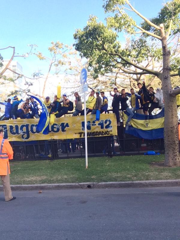 Banderazo de hinchas de Boca en la previa del Superclásico | Deportes