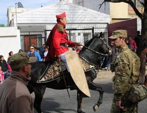 Un militar desfiló con piel de Yaguareté y lo escracharon por Facebook | Actualidad