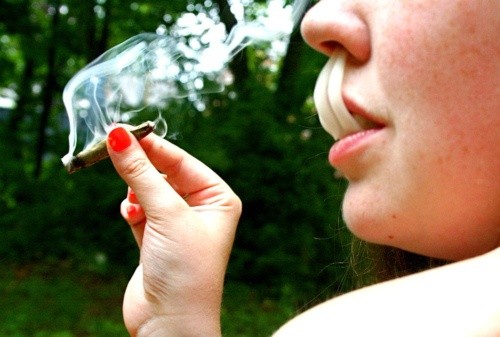 Alumna amenazó con golpear a compañeras porque le sacaron un "porro" | Actualidad