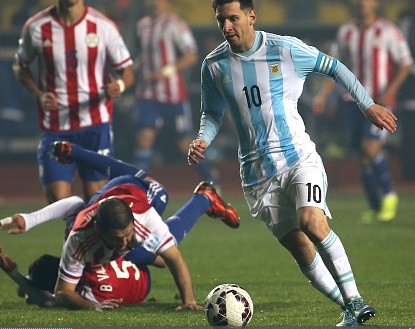 El detrás de escena de la foto en la que Messi dejó desparramado a dos paraguayos | Deportes