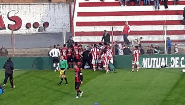 Otra vez un futbolista del ascenso se golpeó contra una pared y fue internado | Deportes