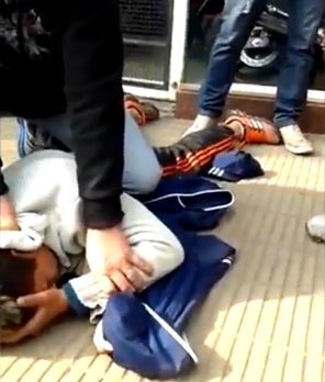 Padres detienen a dos delincuentes adentro de una escuela | Actualidad