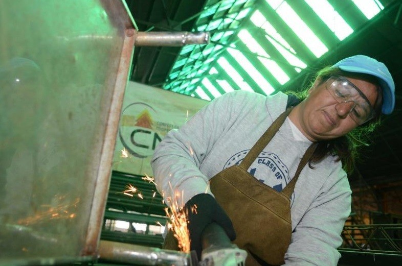 Mujeres albañiles construyen casas en hospitales bonaerenses mediante el plan "Ellas hacen" | Actualidad