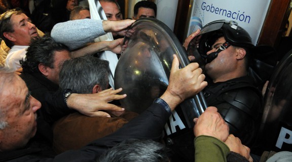 Mendoza: Policías retirados destrozaron la casa de Gobierno | Actualidad