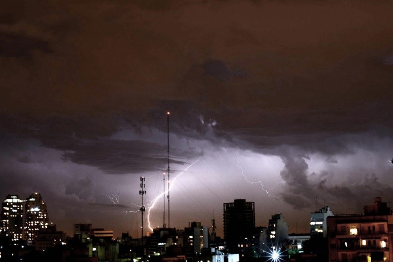 Cayeron 60 milímetros en la Ciudad y se espera un día con lluvia y tormentas | Actualidad