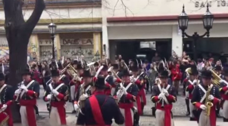 El Regimiento de Patricios tocó "Ji ji ji", el himno de los Redondos | Actualidad