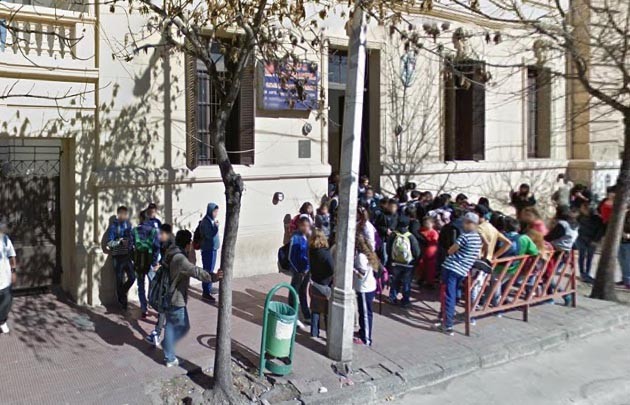 A la salida de la escuela, golpeó a una compañera de su hija | Actualidad