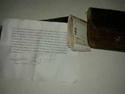 Un hombre perdió su billetera con cuatro mil pesos y una policía se la devolvió | Actualidad