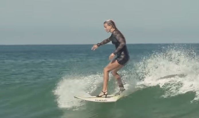 Video: surfista se le animó a las olas con vestido y tacos | Deportes