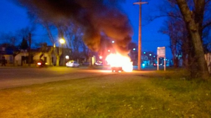 Relatos Salvajes: prendió fuego el auto para que no se lo lleven los inspectores | Actualidad