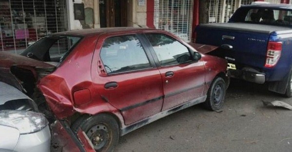 Estaba borracho, se quedó dormido y chocó a tres autos | Actualidad