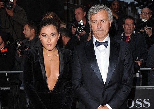 Invitaron a Mourihno a una premiación pero el escote de su hija se llevó todas las miradas | Deportes